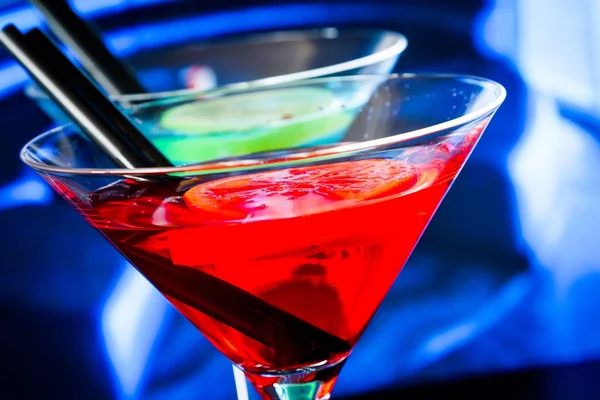 Dettaglio di cocktail rosso su sfondo blu sfocato — Foto Stock