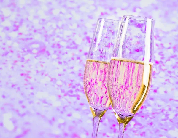 Flautas de champán con burbujas de oro sobre fondo claro tinte violeta — Foto de Stock