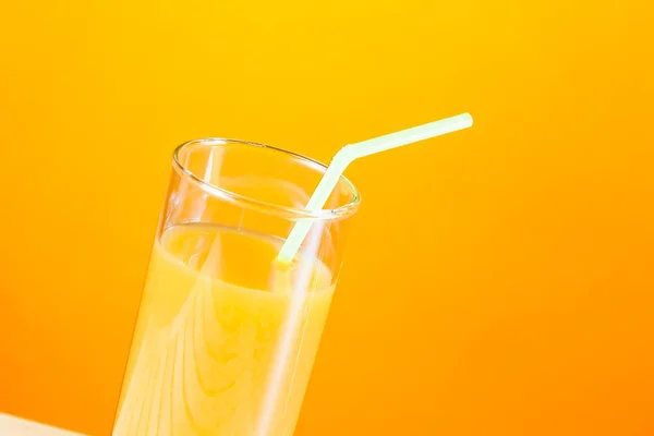 Jugo de naranja en la mesa de madera concepto nutricional — Foto de Stock