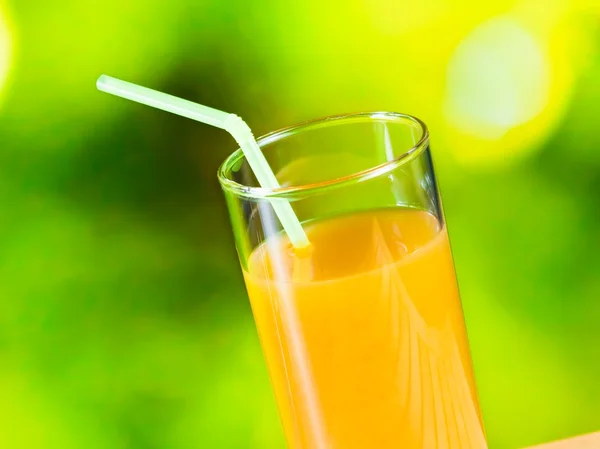 Jugo de naranja en la mesa de madera — Foto de Stock