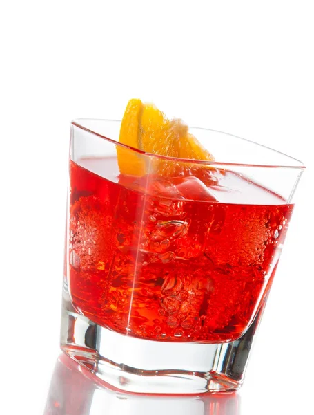 Roter Cocktail mit Orangenscheibe auf weißem Hintergrund — Stockfoto