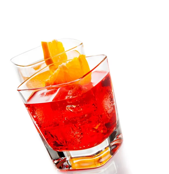 Roter und gelber Cocktail mit Orangenscheibe auf weißem Hintergrund — Stockfoto