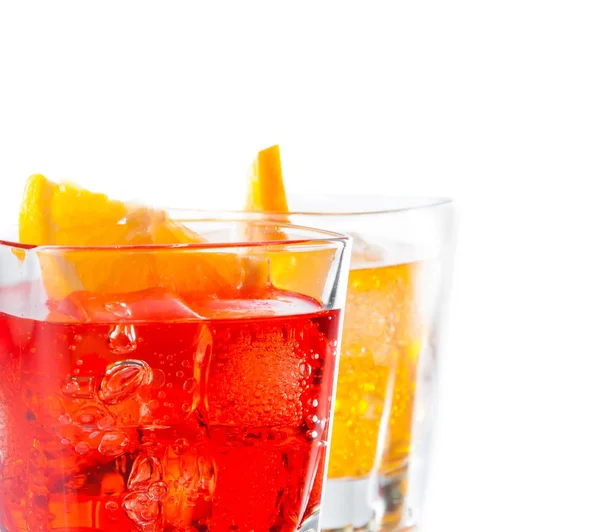 Detail von zwei Cocktails mit Orangenscheibe isoliert auf weißem Hintergrund — Stockfoto