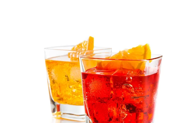 Close-up van twee cocktail met oranje segment geïsoleerd op witte achtergrond — Stockfoto