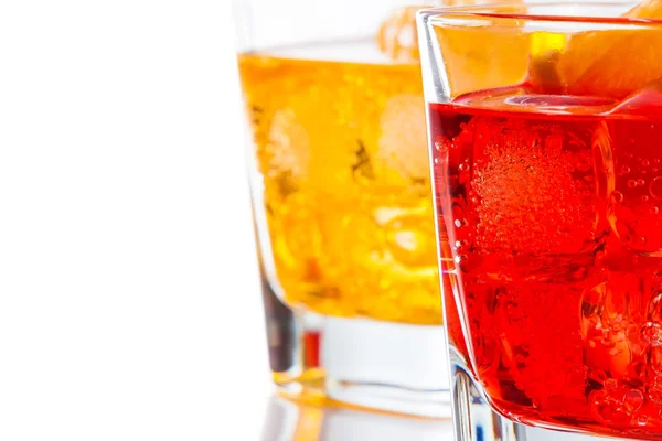 Rött och gult cocktail med orange skiva isolerad på vit bakgrund — Stockfoto