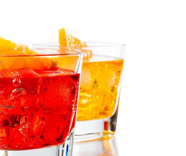 Детали красного и желтого коктейля с оранжевым ломтиком на белом фоне — стоковое фото