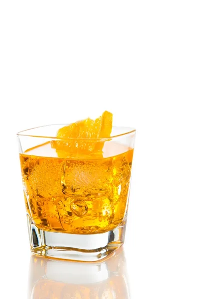 Cocktail jaune avec tranche d'orange isolé sur fond blanc — Photo