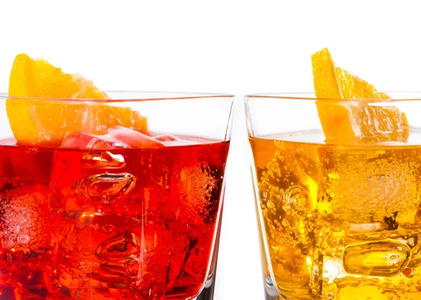Детали красного и желтого коктейля с оранжевым ломтиком сверху изолированы на белом фоне — стоковое фото