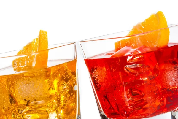 Detail von zwei Cocktails mit Orangenscheibe auf weißem Hintergrund — Stockfoto