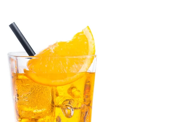 Tranche d'orange sur le dessus du cocktail jaune avec glaçons et paille sur fond blanc — Photo