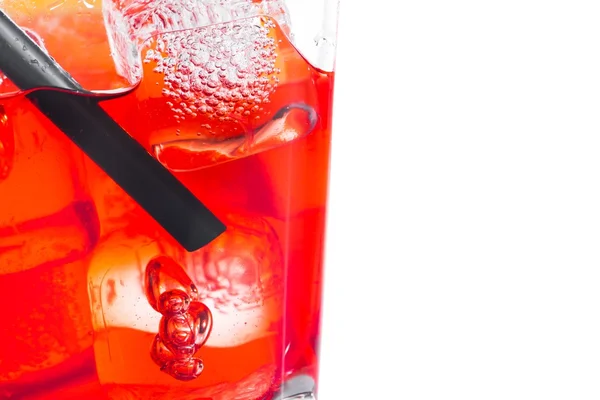 Nahaufnahme von rotem Cocktail mit Eiswürfeln und Stroh auf weißem Hintergrund — Stockfoto
