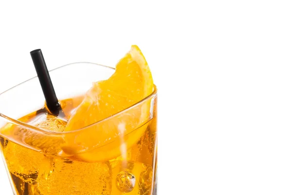 Top of view of orange slice on top of the yellow cocktail with ice cubes and straw on white background — Stock Photo, Image