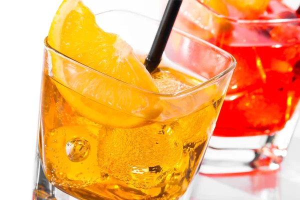 Крупный план коктейля с апельсиновым ломтиком сверху на белом фоне — стоковое фото