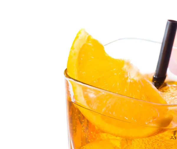 Top of view of orange slice on top of the yellow cocktail with ice cubes and straw on white background — Stock Photo, Image