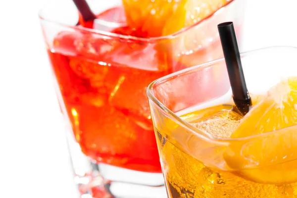 Cocktail mit Orangenscheibe auf weißem Hintergrund — Stockfoto