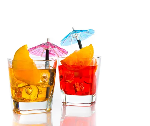 Dos cócteles con rebanada de naranja y paraguas en la parte superior aislado sobre fondo blanco —  Fotos de Stock