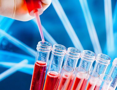 test tüpleri üzerinde kırmızı sıvı pipet ile closeup