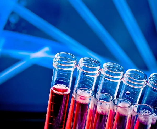 Kırmızı sıvı laboratuarda test tüplerini closeup — Stok fotoğraf