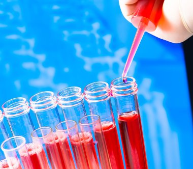 test tüpleri üzerinde kırmızı sıvı laboratuvar pipet ile closeup 
