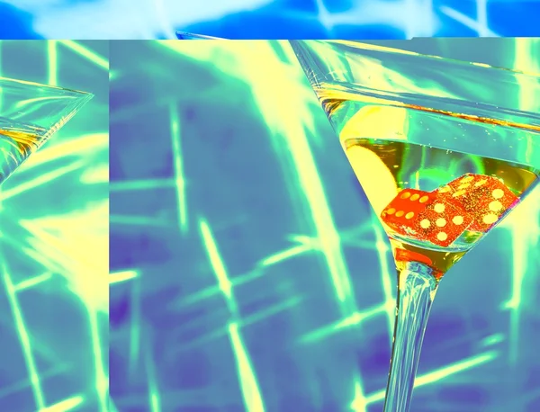 Dés rouges dans le verre à cocktail sur flou bleu — Photo