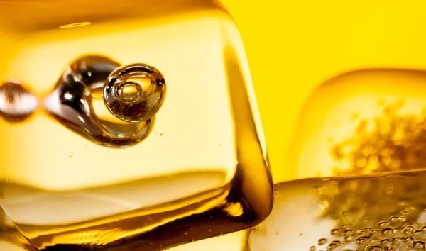 Closeup of scotch whiskey in glass with ice cubes on white — Stock Photo, Image