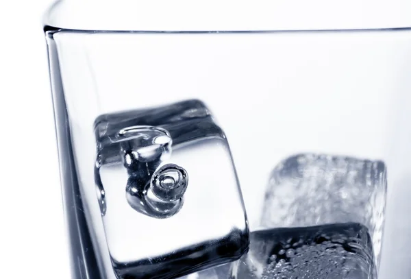 Closeup prázdný Skotská whisky ve sklenici s kostkami ledu na bílém pozadí — Stock fotografie