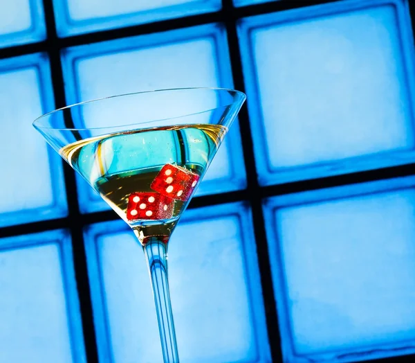 Rode dobbelstenen in de cocktailglas, casino concept — Stockfoto