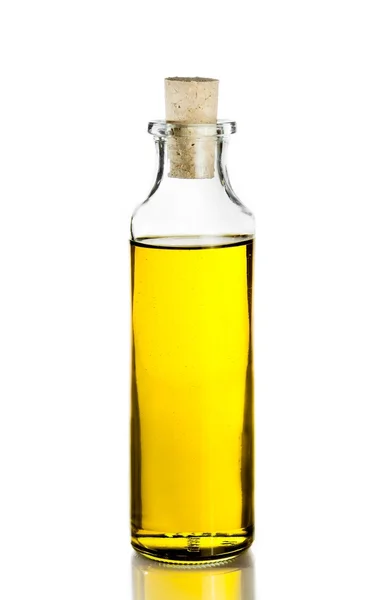 Бутылка оливкового масла на белом — стоковое фото