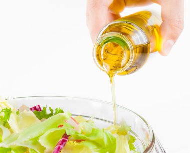 İzole İtalyan taze salata içinde dökme sızma zeytinyağı şişesi