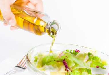 izole İtalyan taze salata içinde dökme zeytinyağı şişesi