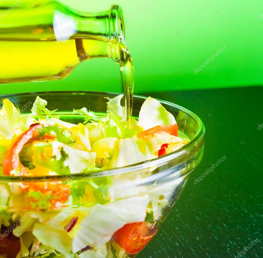 Olivenol Flasche Giessen In Den Italienischen Frischen Salat Stockfoto C Donfiore1 56192427