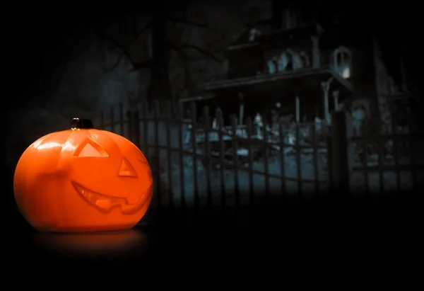 Halloween natt bakgrund med skrämmande huset och pumpa — Stockfoto
