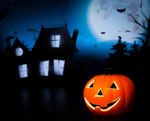 Halloween-bakgrunn med skummelt hus, flaggermus og gresskar – stockfoto
