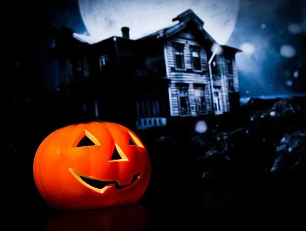 Halloween natt bakgrund med skrämmande huset och bat och pumpa — Stockfoto