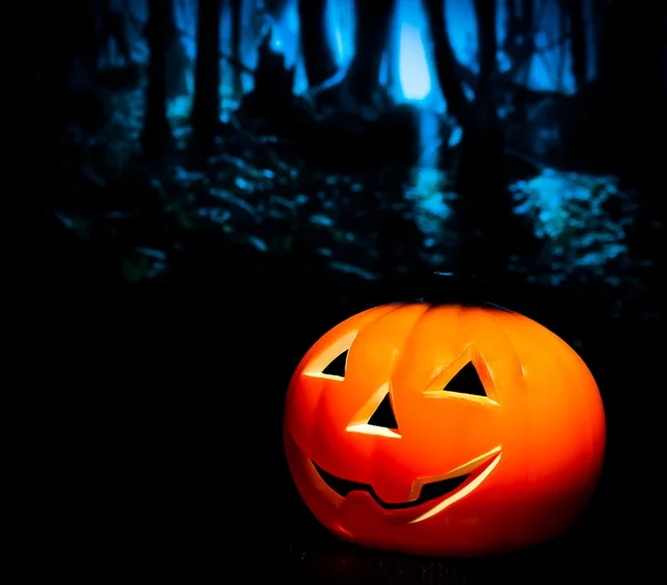 Halloween natt bakgrund med skrämmande mörk skog och pumpa — Stockfoto