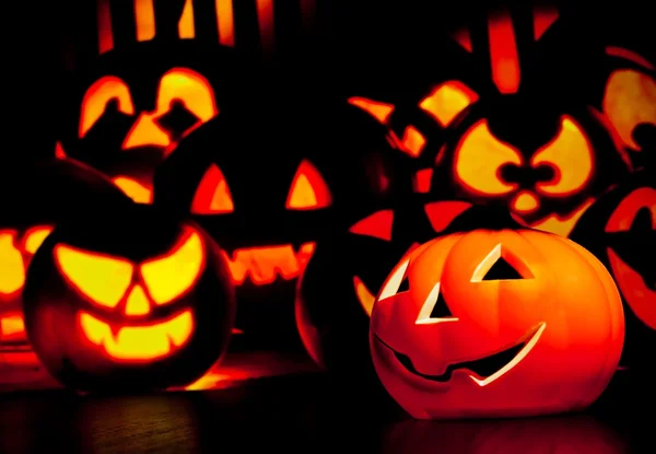 Halloween natt bakgrund med skrämmande pumpor i bakgrunden — Stockfoto