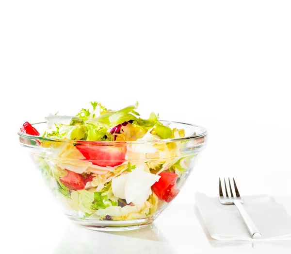 Salade fraîche italienne à la fourchette sur blanc — Photo