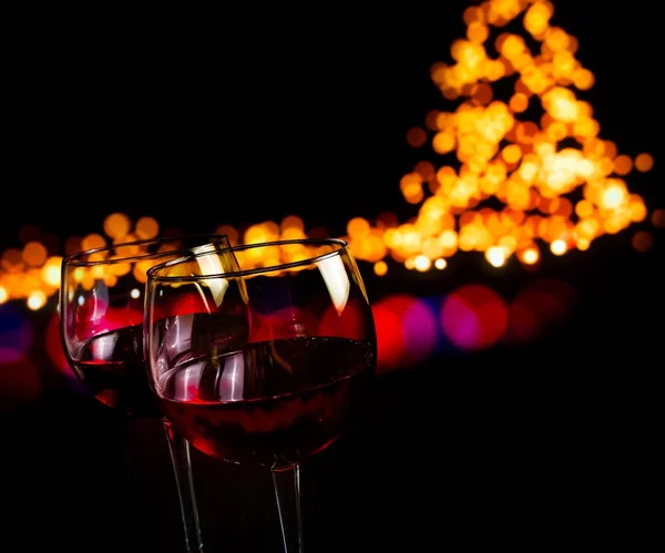 Verre à vin rouge sur fond de lumières bokeh — Photo