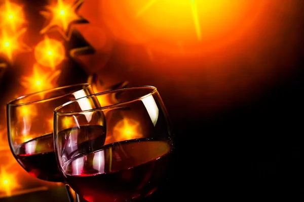 Copa de vino tinto contra luces doradas fondo del árbol — Foto de Stock