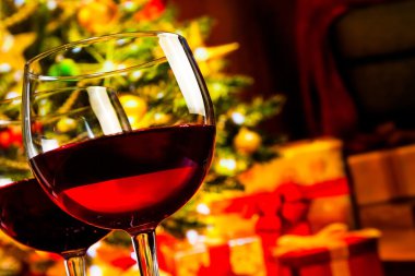 iki kırmızı şarap bardakları Noel ağacı arka plan detay