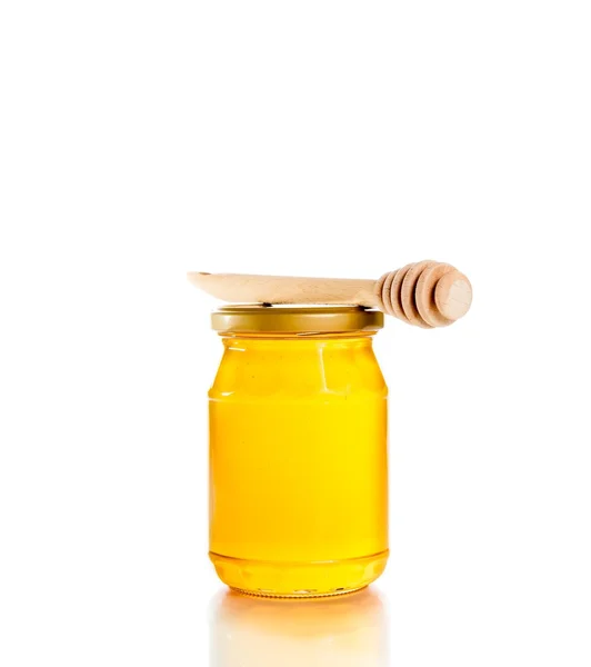 Honey jar på vit bakgrund med trä honung strömstare — Stockfoto