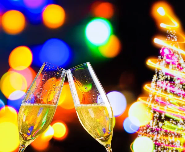 Champagne flauti con bolle d'oro su Natale luci bokeh decorazione sfondo — Foto Stock