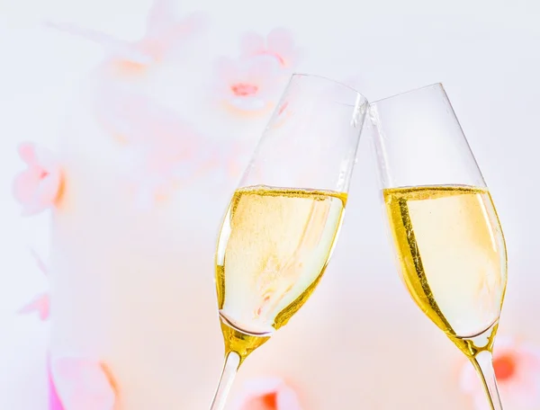 香槟酒杯与金色的泡泡，婚礼蛋糕背景 — 图库照片