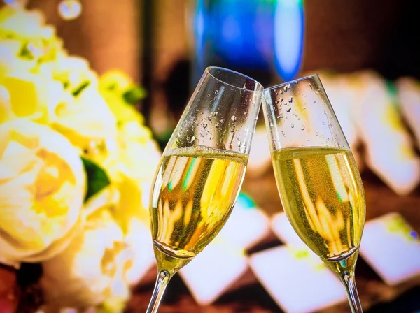 香槟笛子与金色的泡泡上婚礼鲜花背景 — 图库照片