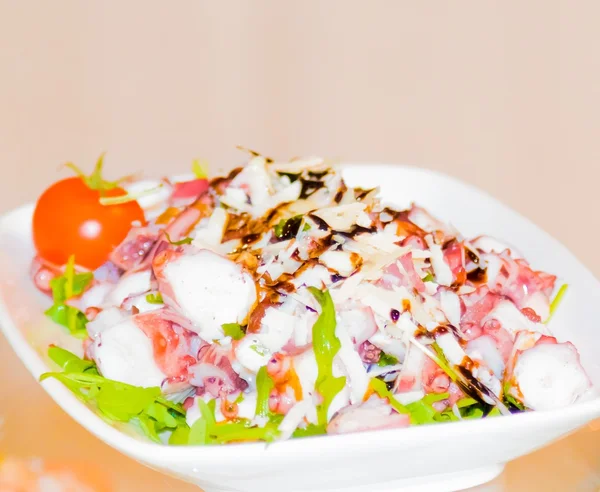 Aperitivo de salada de polvo com legumes verdes e tomate — Fotografia de Stock