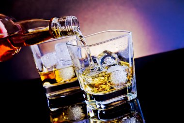 Barmen dökme viski viski camın üzerine hafif renk mavi disko önünde