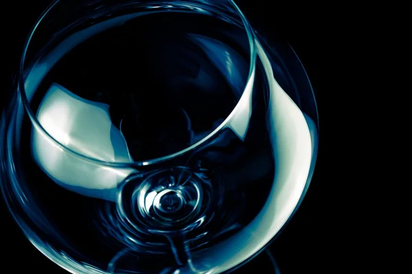 Vaso de vino vacío y teñido de luz disco azul —  Fotos de Stock