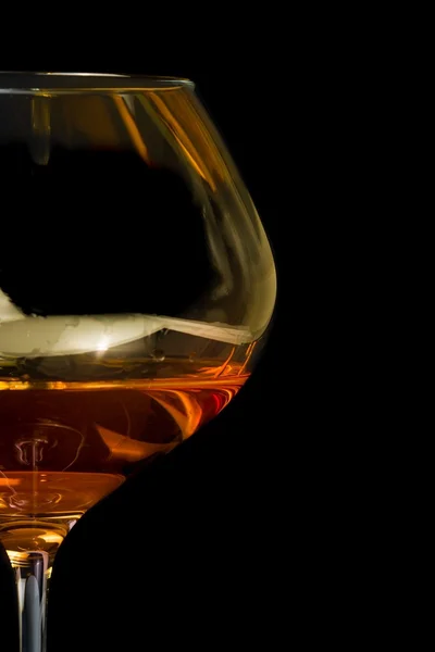 Hutt konjak i elegant glas med plats för text — Stockfoto