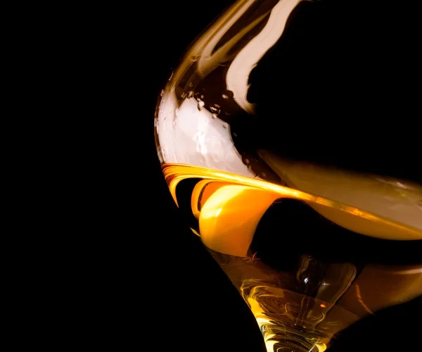 Snifter di brandy in elegante bicchiere con spazio per il testo — Foto Stock