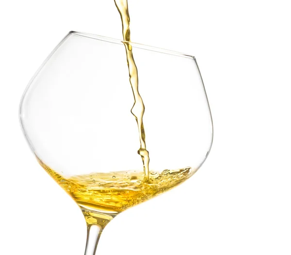 Versando vino bianco in un bicchiere con spazio per il testo — Foto Stock